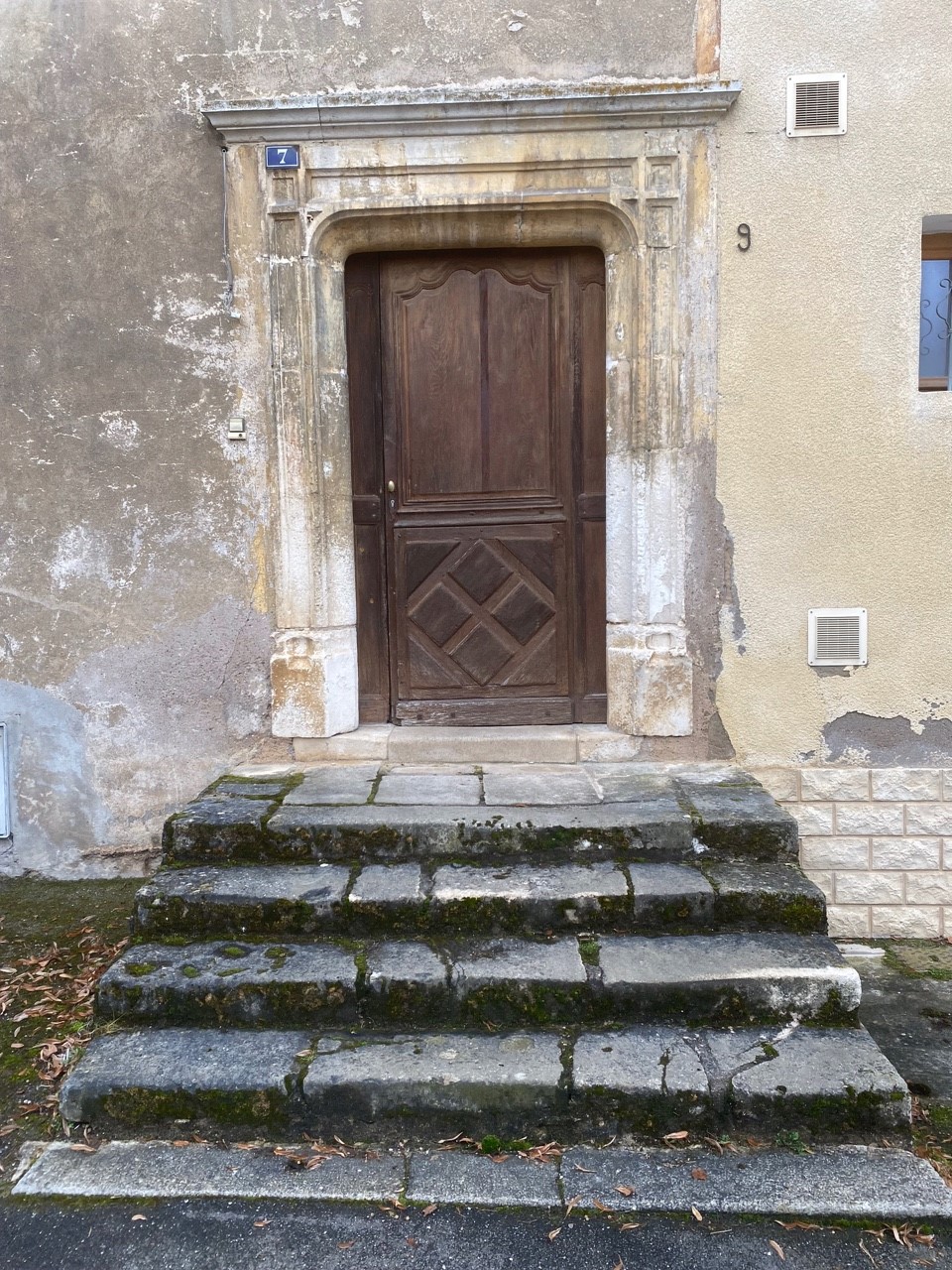 Porte Renaissance et escalier de l’ancien prieuré