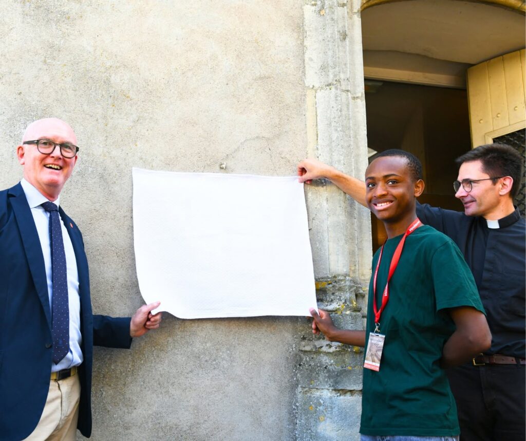 Inauguration des plaques par Marc Fleuret, président de la Fédération européenne des sites clunisiens et l'abbé Etienne D'Hausen