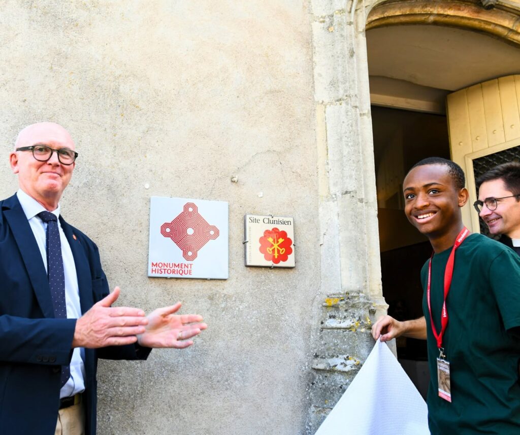 Inauguration des plaques par Marc Fleuret, président de la Fédération européenne des sites clunisiens et l'abbé Etienne D'Hausen