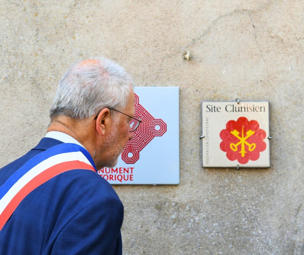 Manu Donati, maire de Vandœuvre, devant les plaques